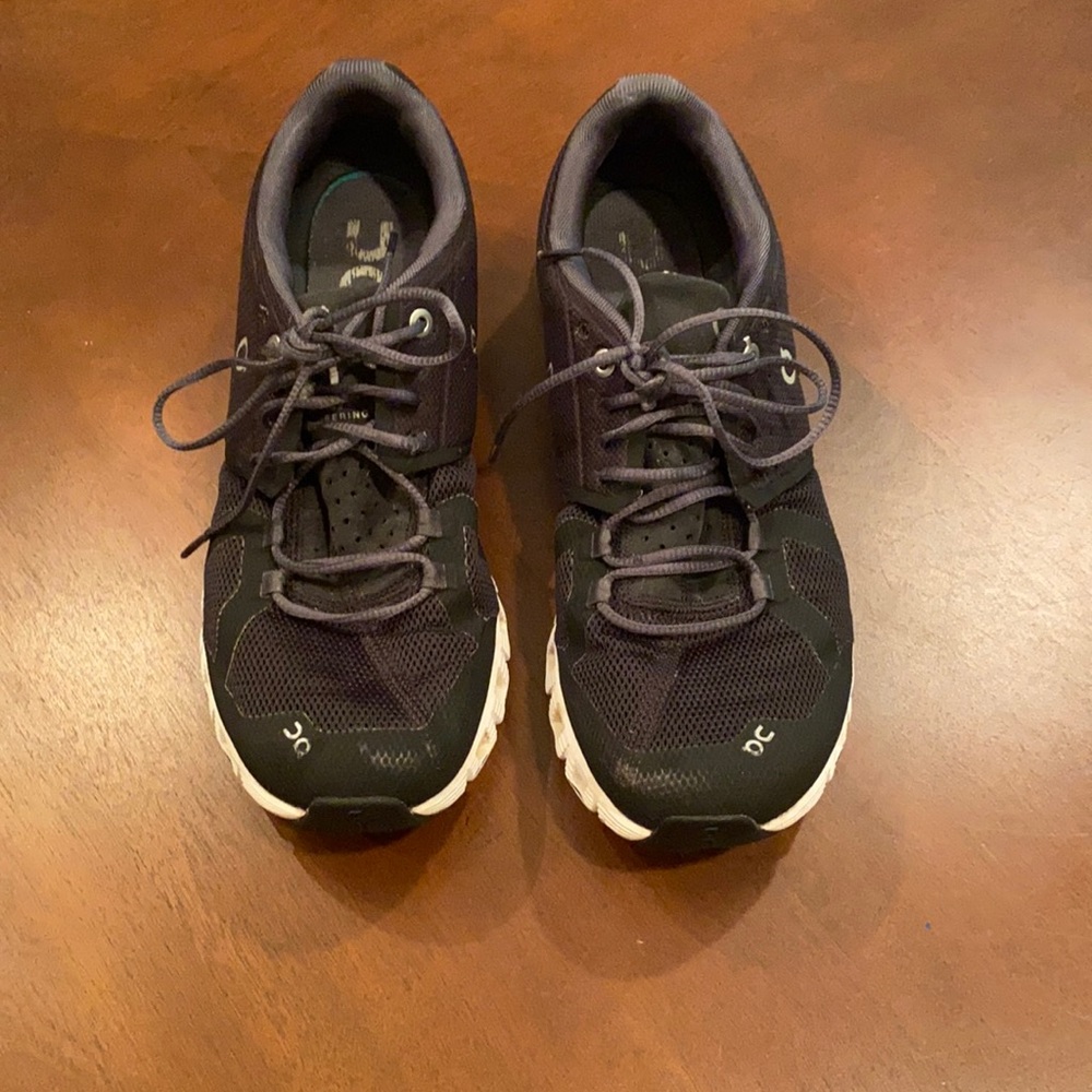 Used Womens OnCloud shoes black size 8